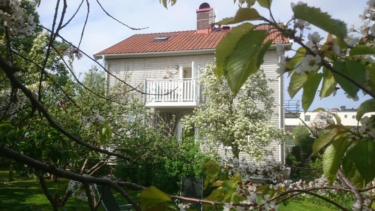 Ljust Boende, Egen Ingang Och Traedgard I Centrum Varberg Exterior foto