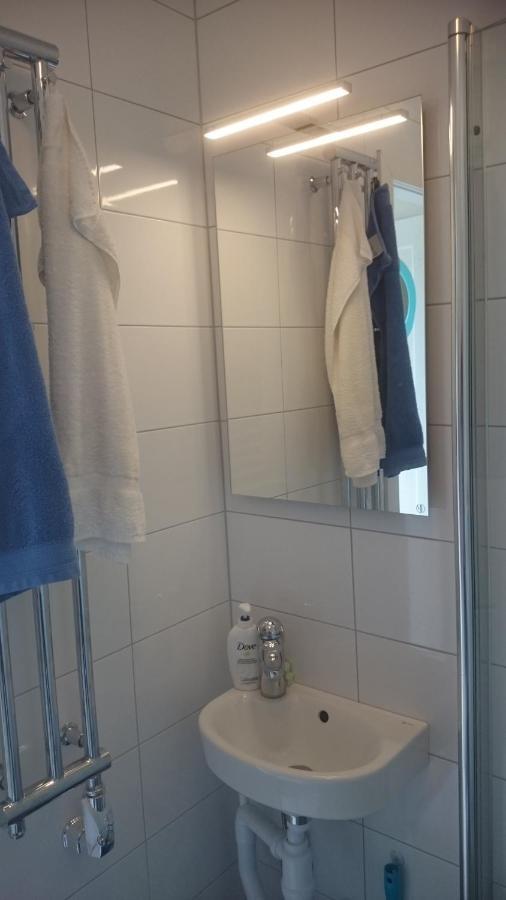Ljust Boende, Egen Ingang Och Traedgard I Centrum Varberg Exterior foto