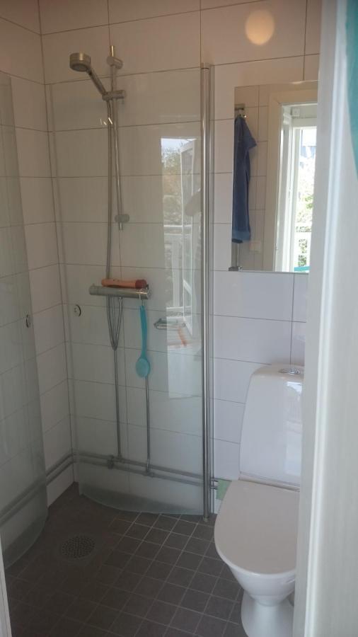 Ljust Boende, Egen Ingang Och Traedgard I Centrum Varberg Exterior foto