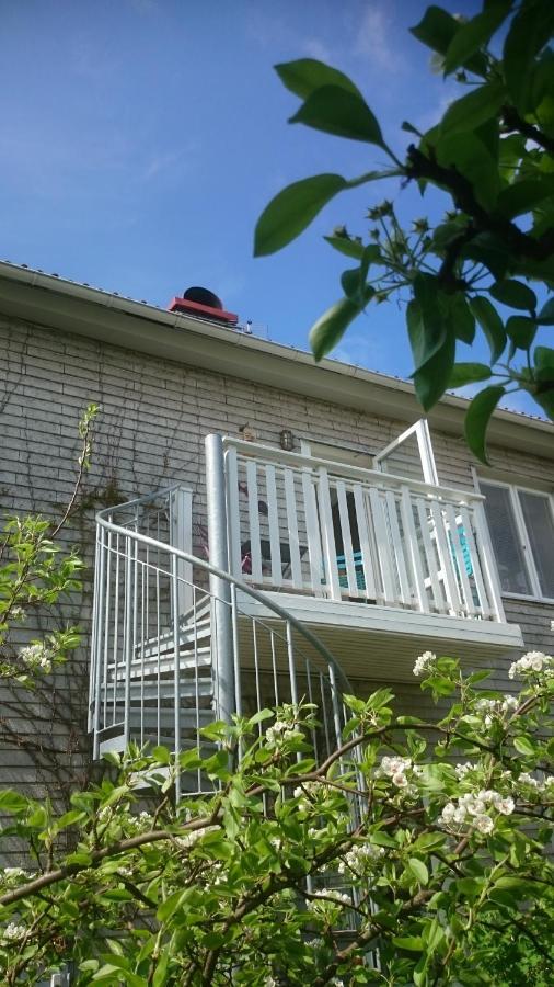 Ljust Boende, Egen Ingang Och Traedgard I Centrum Varberg Exterior foto